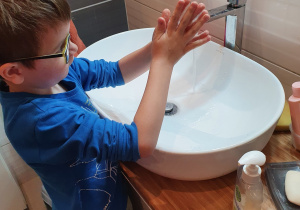 Franek podczas mycia rąk